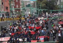 Mexicanos recuerdan masacre del 2 de octubre con grito contra militarización Manifestantes participan en la marcha conmemorativa de la matanza de Tlatelolco del 2 de octubre de 1968 (3)