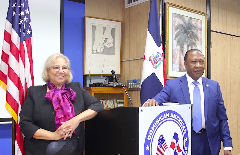 El Lic. Manuel Lebron, fundador y presidente de la C&aacute;mara de Comercio Dominicano-Americana y la Lic. Maria Khury, senior advisor de la organizaci&oacute;n, dieron la bienvenida a los invitados al almuerzo especial en el cual adem&aacute;s de un exquisito grupo de profesionales, estuvieron presente los deliciosos sabores de la hermosa Quisqueya.