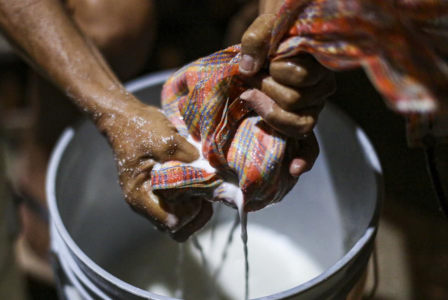 María del Rosario Chan prepara atole de maíz (3)
