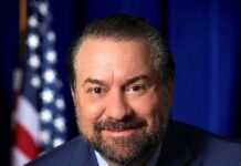 Fiscal de Arizona pide a votantes denunciar intimidación en buzones Mark Brnovich.