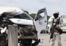 Miembros de La Guardia Nacional, Policías Fronteriza y Estatal resguardan el vehículo accidentado de migrantes (2)