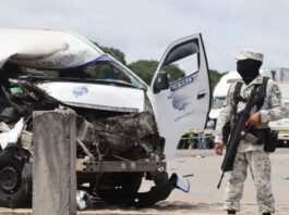 Miembros de La Guardia Nacional, Policías Fronteriza y Estatal resguardan el vehículo accidentado de migrantes (2)