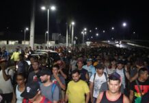 Migrantes en frontera sur mexicana piden deportación por nuevas restricciones Grupos de migrantes venezolanos y del Ecuador, que han llegado a la frontera sur de México, solicitaron al Gobierno mexicano que los deporte a su país de origen, o a lo más cercano a Colombia, porque se han topado de manera sorpresiva con las nuevas restricciones de Estados Unidos.