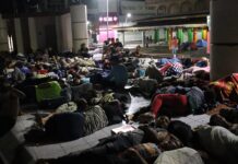 Migrantes en su mayoría venezolanos, duermen en plazas públicas