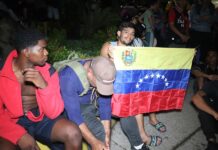 Caravana de venezolanos parte del sur de México pese a restricciones de EE.UU. Migrantes indocumentados de origen venezolano caminan en la madrugada (2)