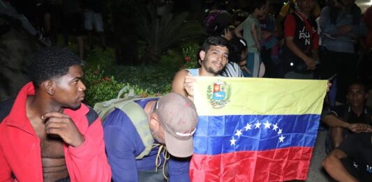 Migrantes indocumentados de origen venezolano caminan en la madrugada (2)