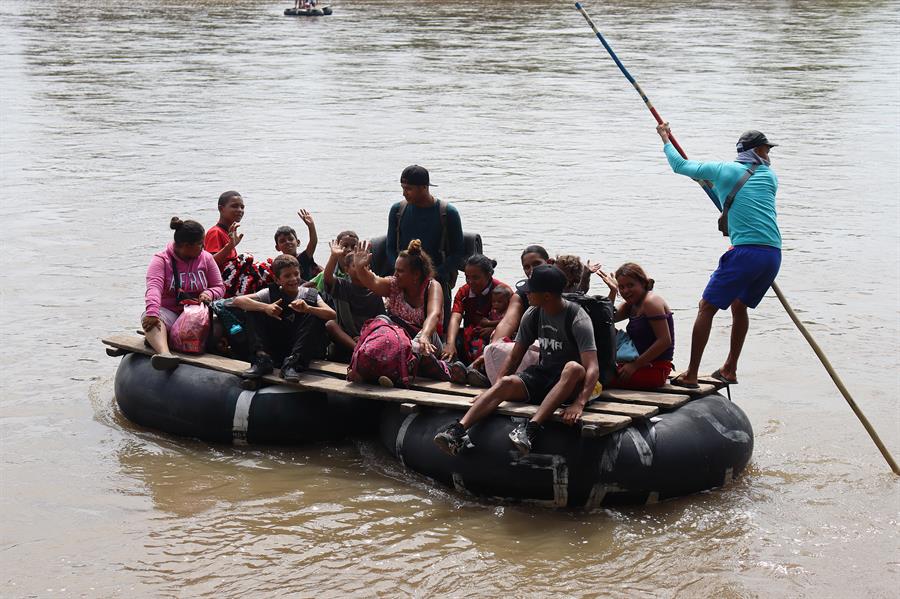 Migrantes indocumentados, en su mayoría venezolanos, caminan en caravana (2)