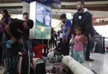 Más de 187.000 migrantes han llegado a Panamá en tránsito hacia EE.UU. este año Migrantes venezolanos esperan para abordar los autobuses