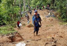 Migrantes venezolanos suben una montaña con la intención de llegar a Panamá (2)