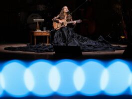 Natalia Lafourcade ha querido visitar sus "jardines propios" en su nuevo disco, "De todas las flores", una colección de doce canciones inéditas en las que explora géneros como el jazz o la música clásica y que nacieron de la búsqueda del equilibrio, según dijo a EFE.