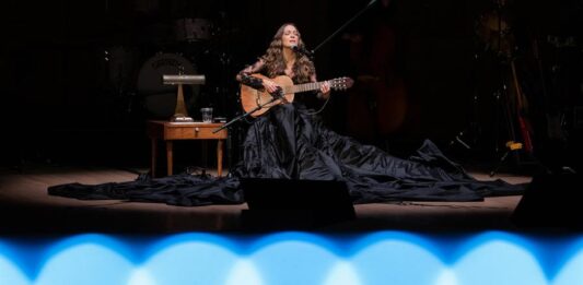 Natalia Lafourcade ha querido visitar sus "jardines propios" en su nuevo disco, "De todas las flores", una colección de doce canciones inéditas en las que explora géneros como el jazz o la música clásica y que nacieron de la búsqueda del equilibrio, según dijo a EFE.