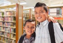 Los niños inmigrantes son un reto para el sistema educativo en Nueva York La afluencia de inmigrantes que en los últimos meses ha llegado a la ciudad de Nueva York, la mayoría huyendo del crimen y las economías en crisis en América Central y del Sur, ha puesto a prueba nuevamente la reputación de esta metrópoli como una ciudad santuario mundial.