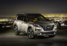El Rogue de Nissan compite en esta categoría, y lo hace muy bien. No solo es el modelo más vendido del fabricante japonés. El pasado año el Nissan Rogue terminó entre los automóviles más vendidos en la industria, a pesar de los escollos que la escasez de chips.