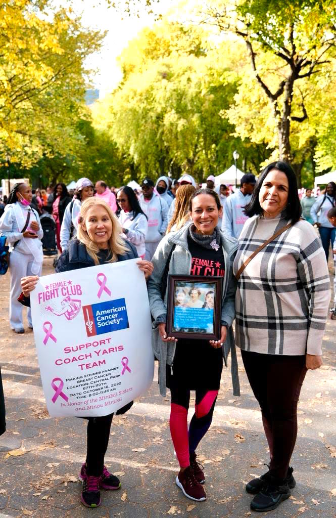 Entre los participantes de la marcha de educaci&oacute;n contra el c&aacute;ncer de seno en honor de las hermanas Mirabal, encontramos a Josiel Estrella y su madre do&ntilde;a Patria Estrella, en la gr&aacute;fica junto a la hija de una de las hermanas Mirabal, hero&iacute;nas dominicanas.
