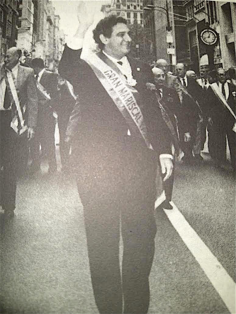 Otra de las famosas personalidades internacionales que participaron en la época de oro del Desfile de la Hispanidad de Nueva York, fue el tenor español Placido Domingo.