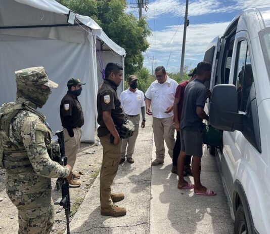 Autoridades intensifican operativos para contener migrantes en sur de México Personal del Instituto Nacional de Migración (INM), auxilian a un grupo de migrantes (1)