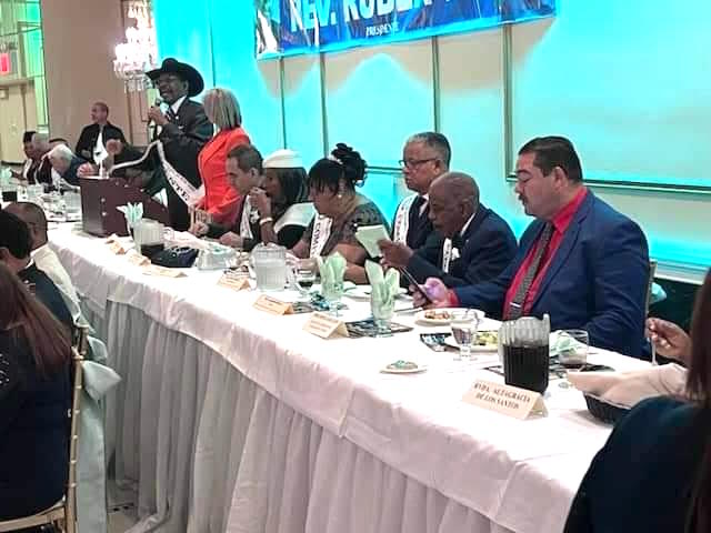Durante el Banquete Anual de la Organizaci&oacute;n de Ministros HIspanos de Nueva York, su presidente Rev. Ruben Diaz, presidi&oacute; la actividad y reafirm&oacute; su liderazgo como el m&aacute;s respetado representante de esta importante entidad de la comunidad latinoamericana en esta ciudad. En la gr&aacute;fica con su elegante y tradicional sombrero dando la bienvenida a los centenares de participantes.