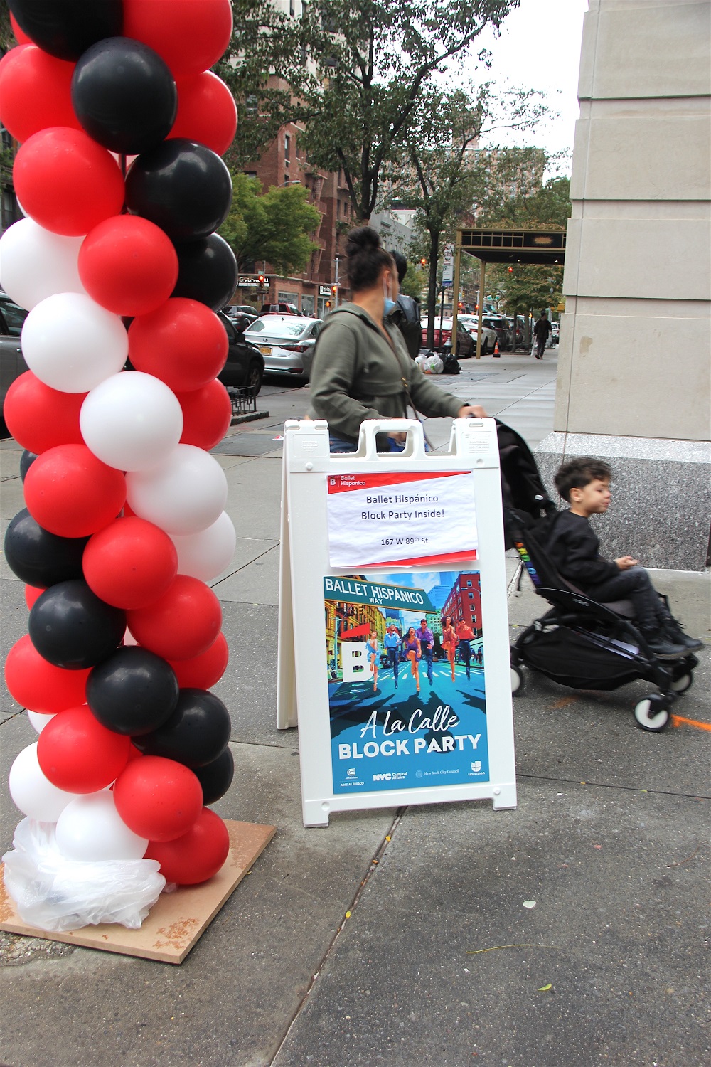 A pesar de la lluvia y las relativamente bajas temperaturas, las familias acudieron a la tradicional fiesta del Ballet Hisp&aacute;nico en el Upper West Side de Manhattan.