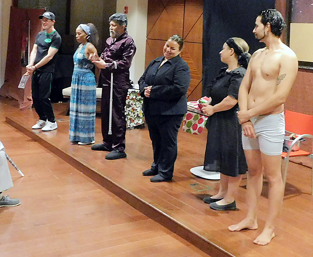 El director Ra&uacute;l Rivera, junto a su elenco de &ldquo;Te sigo esperando&rdquo;, en el saludo final.