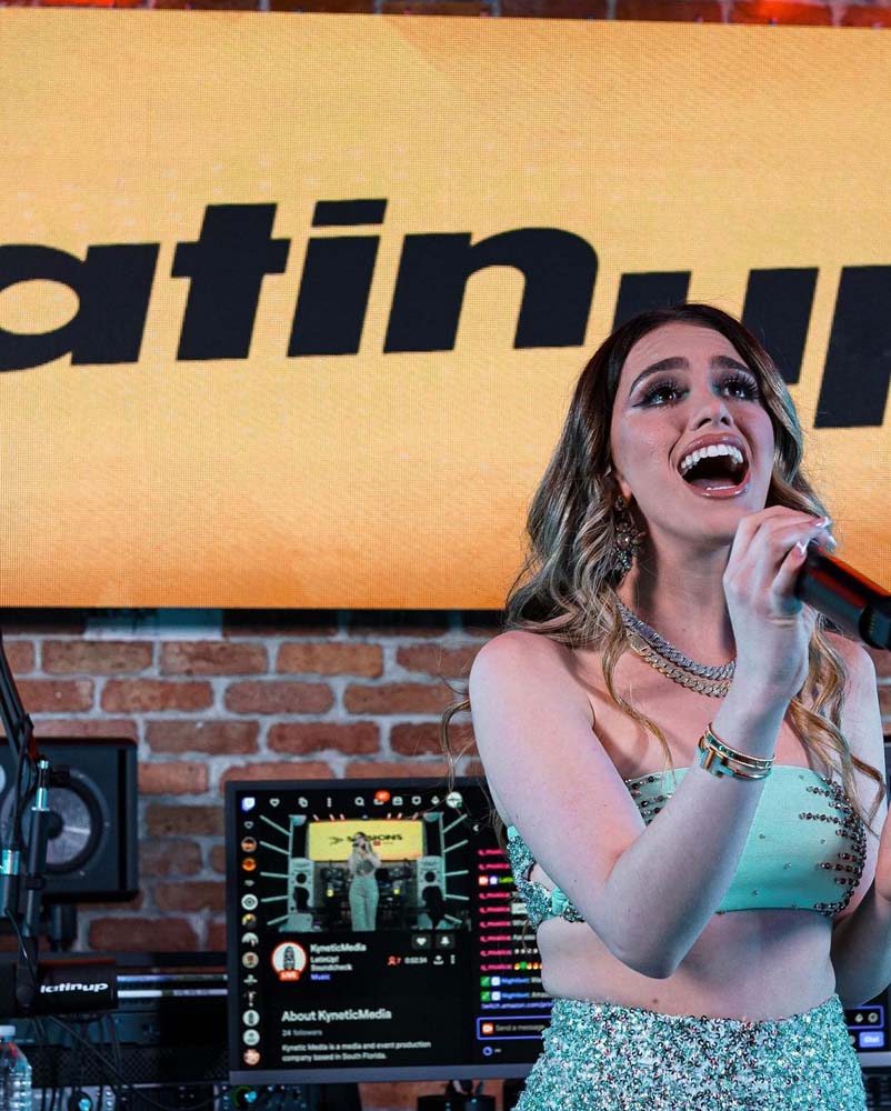 Con una fusi&oacute;n &uacute;nica, Sara&iacute; sigue adelante y levanta su voz en el mundo de la m&uacute;sica. 
