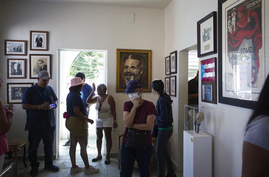 Seguidores de Ismael Rivera visitan la casa museo del sonero mayor