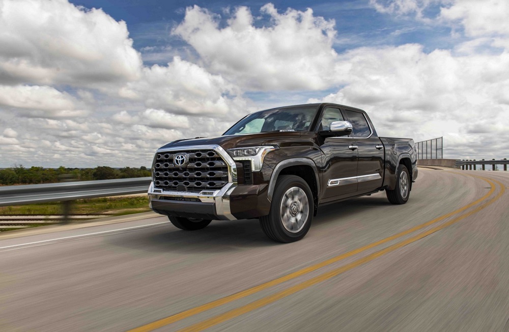 Toyota Tundra portada El legendario motor en V-8 ha sido descontinuado, pero la 2022 Tundra se presenta más apetecible para el comprador, con nueva plataforma, un estilo espectacular y moderna tecnología.