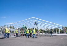 Trabajadores instalan carpas temporales para inmigrantes enviados desde Texas, a Nueva York.
