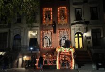 Los estadounidenses celebran Halloween sin miedo a los precios Turistas toman una fotografía a un bar decorado de Halloween, hoy en Nueva York (2)