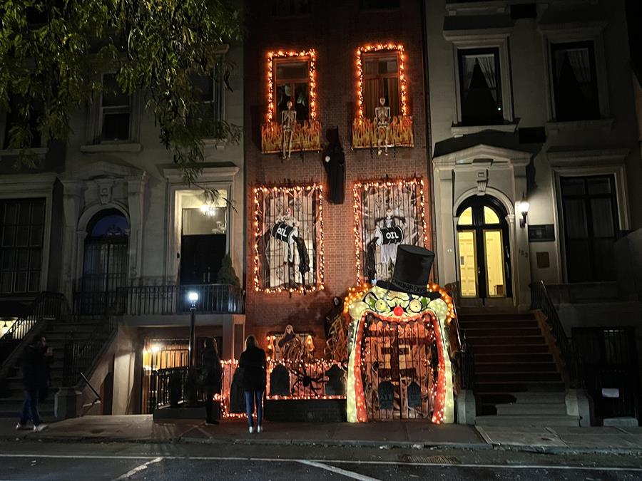 Turistas toman una fotografía a un bar decorado de Halloween, hoy en Nueva York (2) Turistas toman una fotografía a un bar decorado de Halloween, hoy en Nueva York (2)
