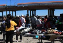 Migrantes en condición de calle reciben apoyo en frontera norte de México Un grupo de migrantes reciben ayuda de organizaciones internacionales (3)