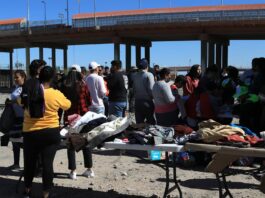 Un grupo de migrantes reciben ayuda de organizaciones internacionales (3)