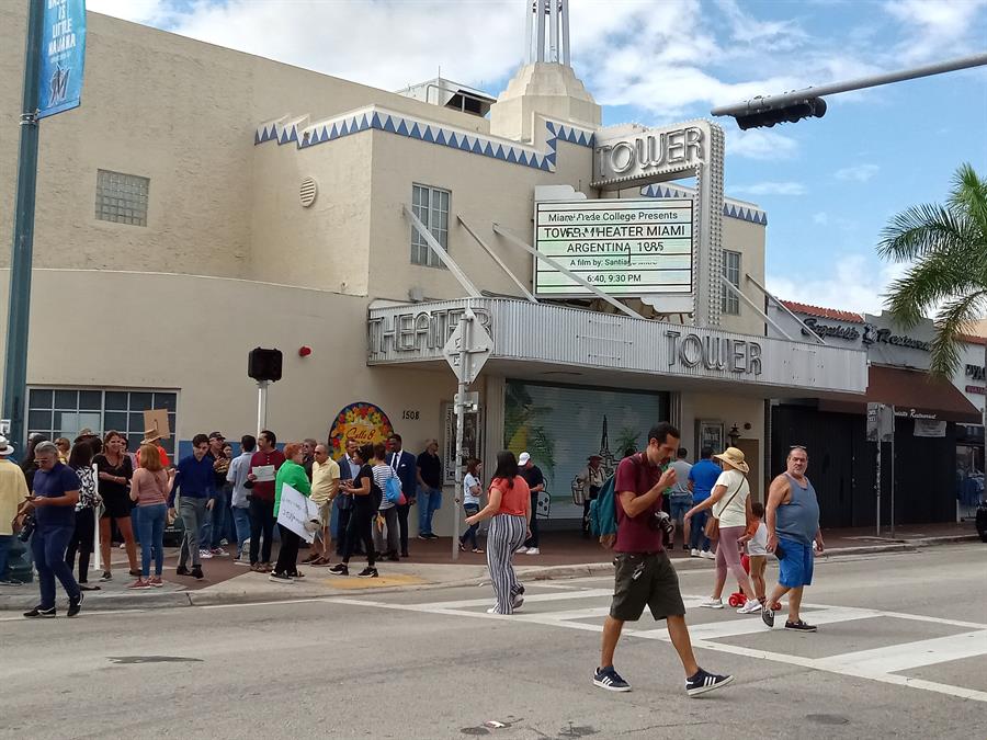 Un grupo de personas se manifiestan hoy ante el cine Tower Theatre (2)