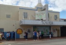 Un grupo de personas se manifiestan hoy ante el cine Tower Theatre (5)