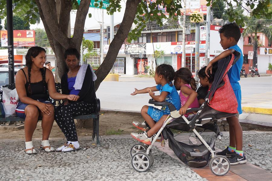 Una familia de personas migrantes de origen venezolano