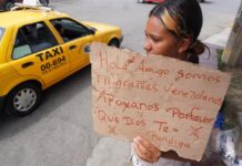 Venezolanos, a la deriva en México tras una semana de restricciones de EEUU Una persona migrante de origen venezolano
