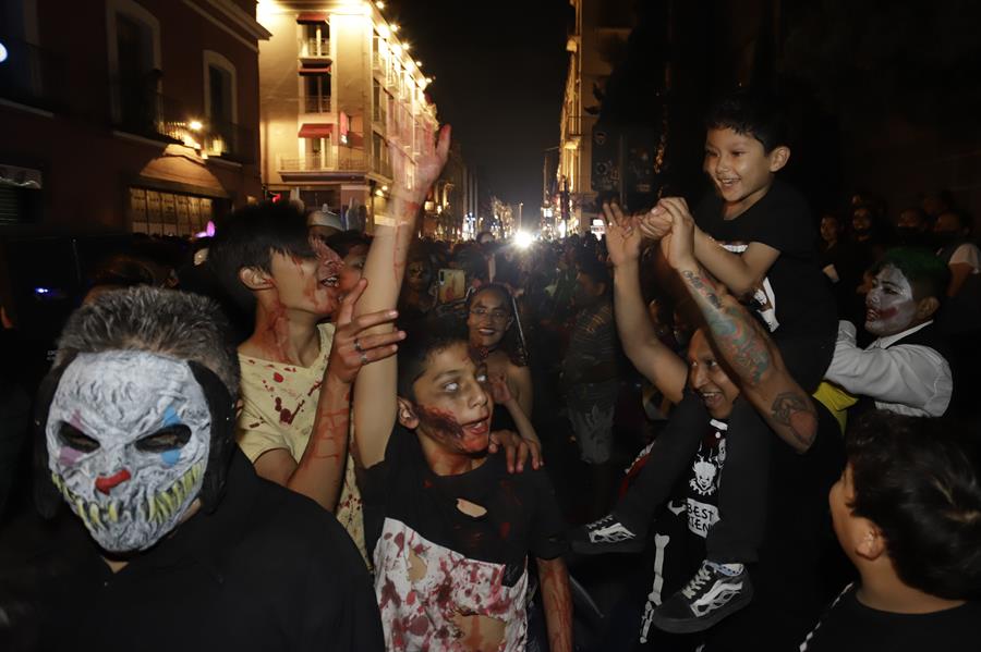 Varias personas disfrazadas recorren las calles durante la llamada Marcha Siniestra (2)