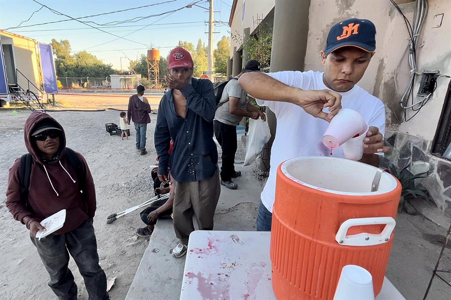 Migrantes venezolanos se alimentan en un albergue el 28 de octubre de 2022 en la ciudad de Hermosillo, Sonora (M&eacute;xico).