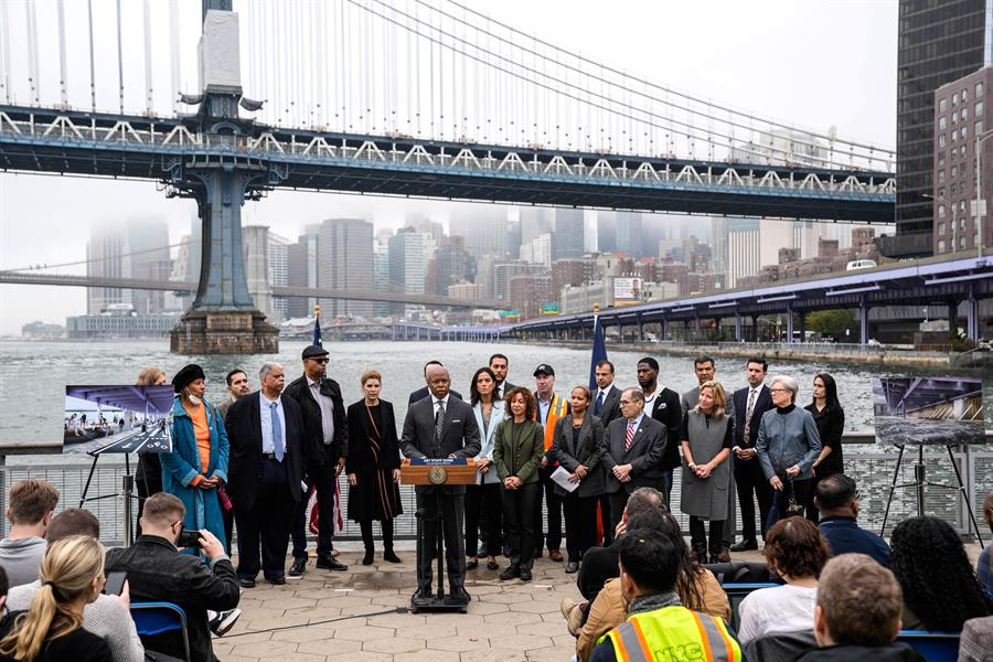 alcalde Eric Adams (c) mientras anuncia, en vísperas del décimo aniversario de Sandy, una serie de proyectos a largo plazo Eric Adams