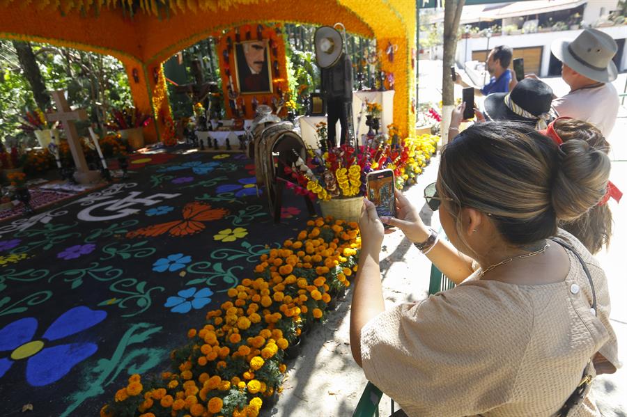 altar de D&iacute;a de Muertos dedicado al cantante mexicano Vicente Fern&aacute;ndez (3)