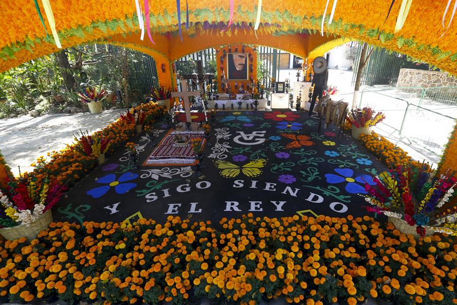 altar de D&iacute;a de Muertos dedicado al cantante mexicano Vicente Fern&aacute;ndez (3)