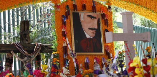 altar de Día de Muertos dedicado al cantante mexicano Vicente Fernández (3)