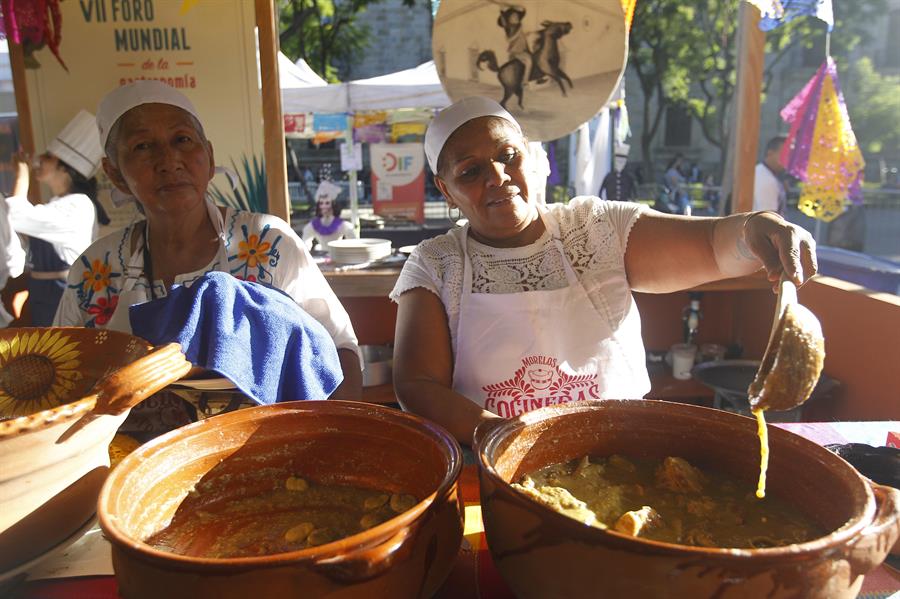 cocineras mexicanas preparando diversos platillos (3)