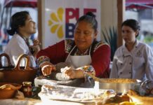 cocineras mexicanas preparando diversos platillos (3)