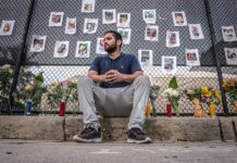 el venezolano Leo Soto mientras descansa frente al muro de esperanza
