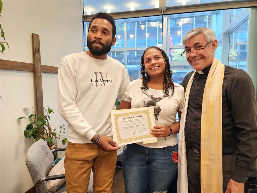 inmigrantes venezolanos Yonaiker Brujo (i) y Nathalie Quintana (c) escuchan las orientaciones sobre matrimonio del sacerdote luterano, el padre Fabi&aacute;n Arias (1)
