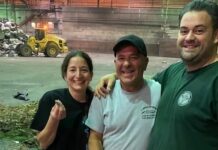 Basureros de Nueva York rescatan el anillo que una mujer tiró en un descuido la mujer residente de Staten Island, llamada Jackie, mientras sonríe enseñando el anillo recuperado que había tirado a la basura.
