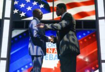 los candidatos al Senado de Georgia, el actual senador Raphael Warnock (i) y al republicano Herschel Walker