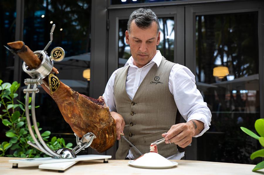 maestro cortador de jamones, Luis Osa, un vasco de Zumaya (España), mientras corta un jamón pata negra