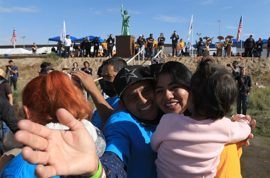 migrantes reunidas durante el encuentro Abrazos, no muros 