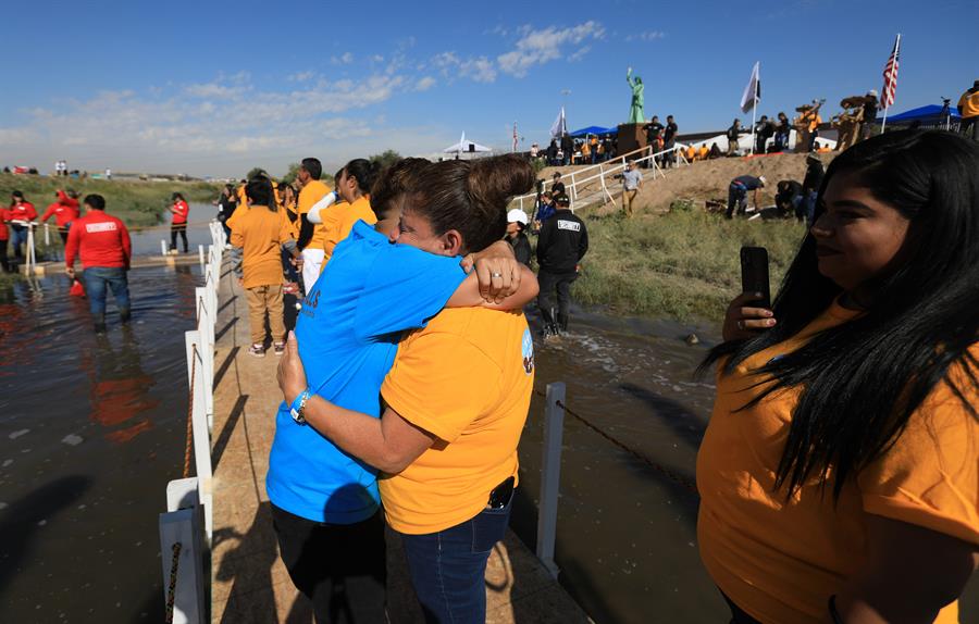 migrantes reunidas durante el encuentro Abrazos, no muros 